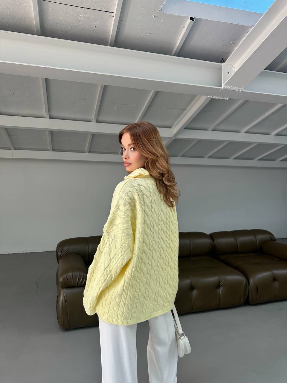 Pull long ample jaune avec fermeture sur le col
