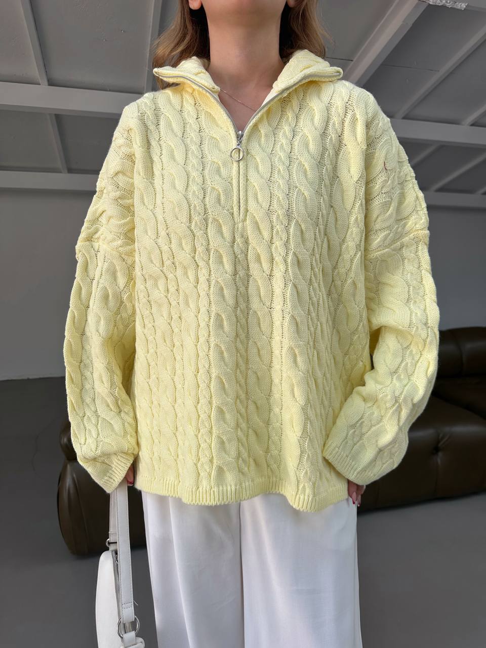 Pull long ample jaune avec fermeture sur le col